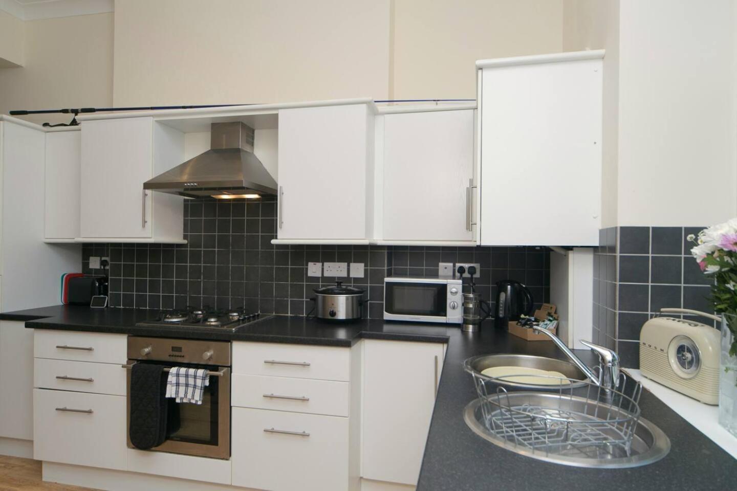 Pass The Keys Hafan Stylish 2 Bedroom Sea View Apartment Pwllheli Exterior foto