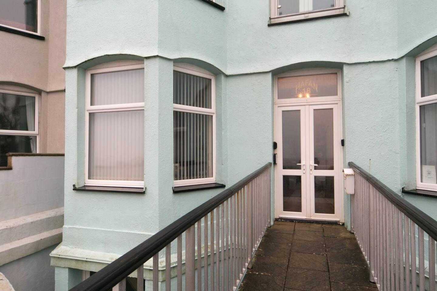Pass The Keys Hafan Stylish 2 Bedroom Sea View Apartment Pwllheli Exterior foto